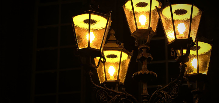 Laternen vor dem Grillotheater in Essen.